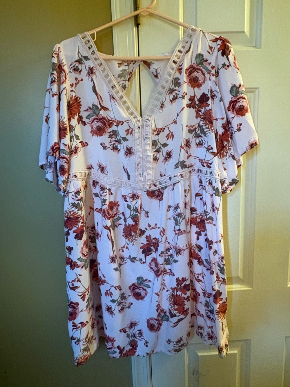 Eyeshadow White Floral V-Neck Tunic with Rust Roses
